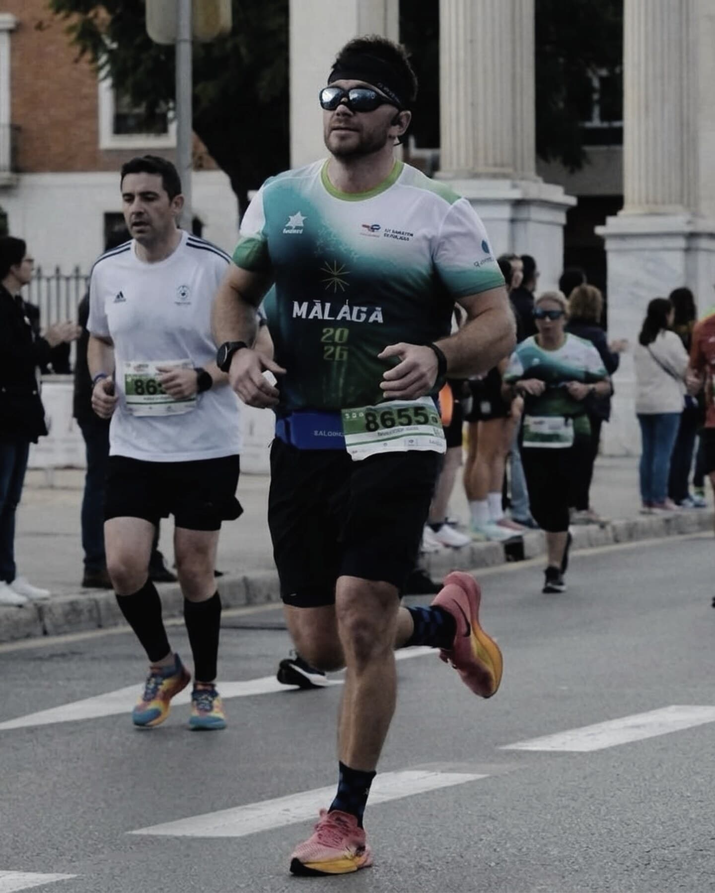 Maciej Łyszczarz biegnie w półmaratonie w Maladze